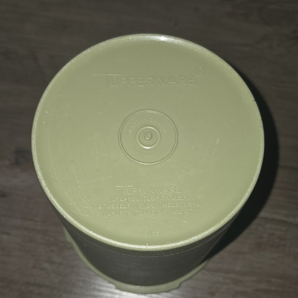 Vintage Tupperware Green Canister with Lid 811 and 812 - Picture 5 of 11